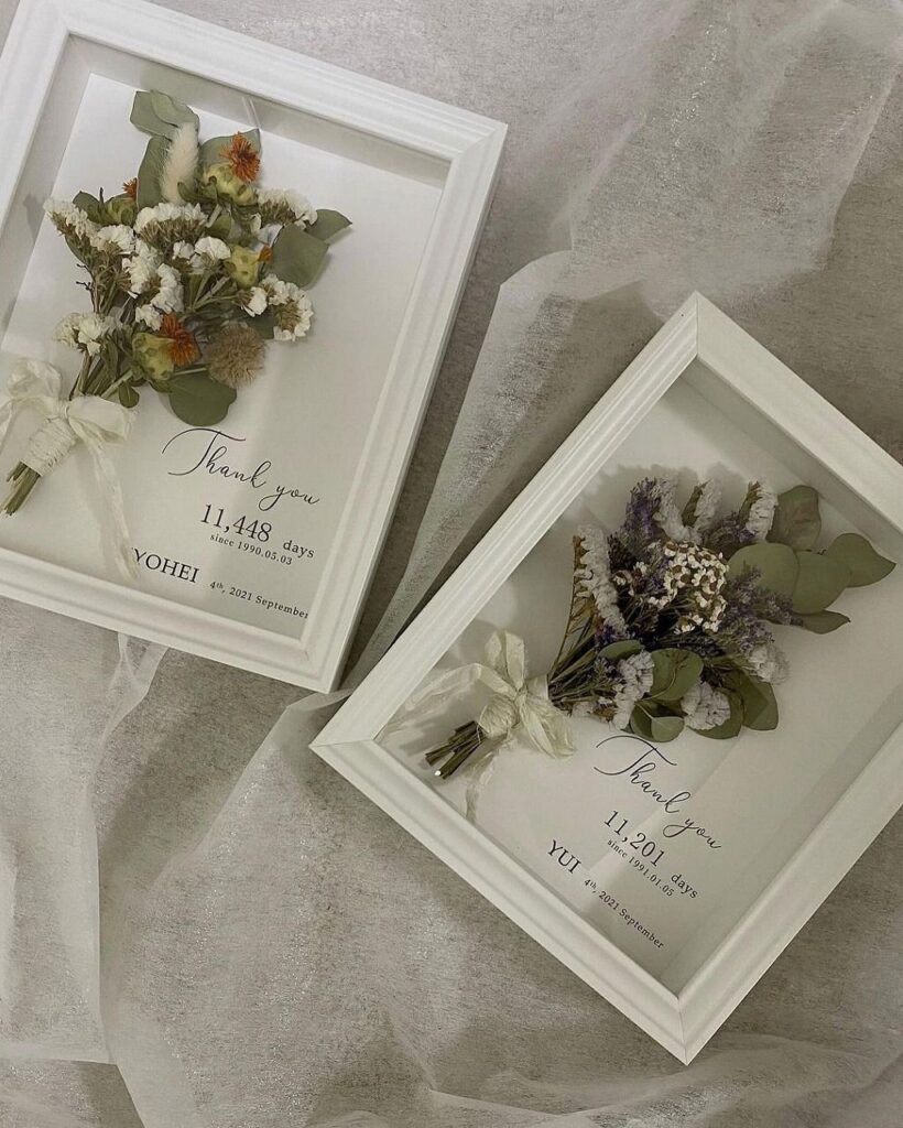 生まれてから今日までの日数を記した「子育て感謝状」。ドライフラワーをあしらったお洒落なデザインは、アネーリ軽井沢のナチュラルな空間にも美しく映えます。ご両親へ感謝を形にする、世界に一つだけの記念品で感動の演出を。