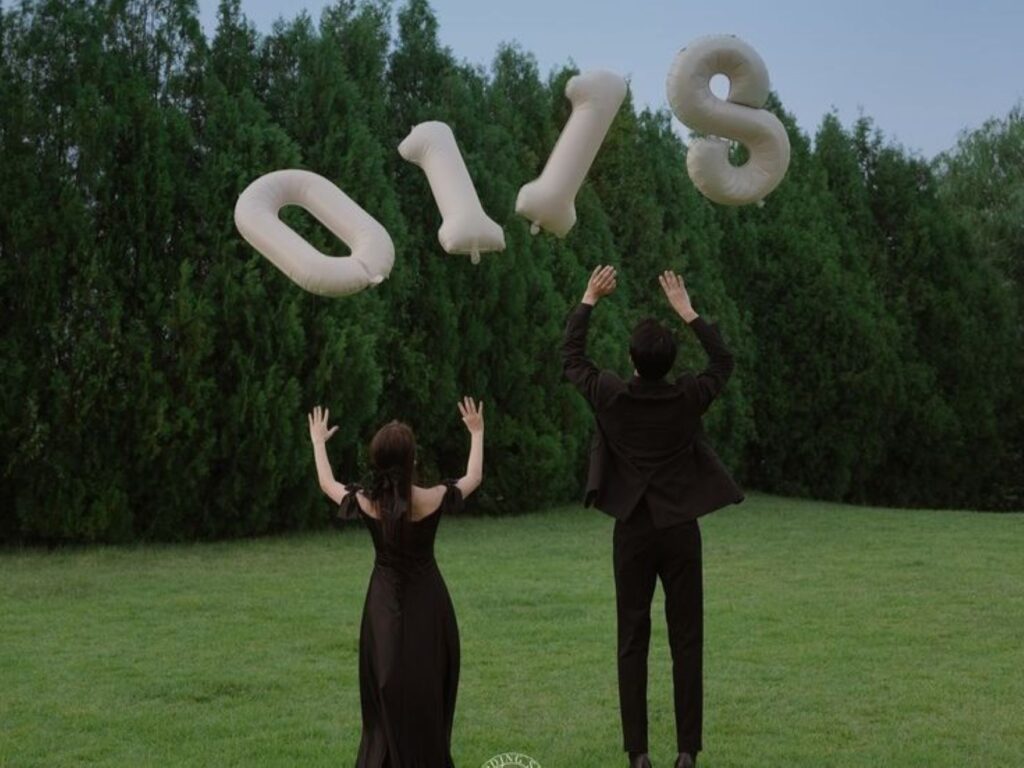 芝生のガーデンに広がる緑と、空へ舞い上がるバルーンが印象的な一枚。開放感あふれるロケーションは前撮りやフォトウェディングに人気で、ナチュラルかつ遊び心のある演出が叶います。軽井沢らしい自然美の中で、おふたりらしい自由な瞬間を美しく残しませんか。