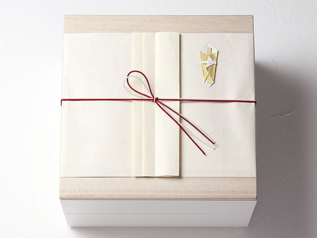 海外挙式では荷物への配慮から、帰国後の配送や1.5次会での手渡しが一般的。アネーリ軽井沢では、帰国後パーティでのギフト選びや贈るベストなタイミングもプロの視点でアドバイス。最適なマナーでゲストに想いを届けましょう。