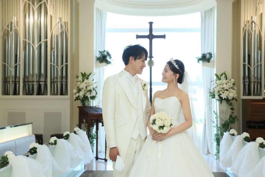 やわらかな自然光に包まれたチャペルでのワンシーン。純白のドレスと洗練された空間が、おふたりの特別な瞬間をより美しく引き立てます。アネーリ軽井沢で叶える、心に残る上質なウェディング。