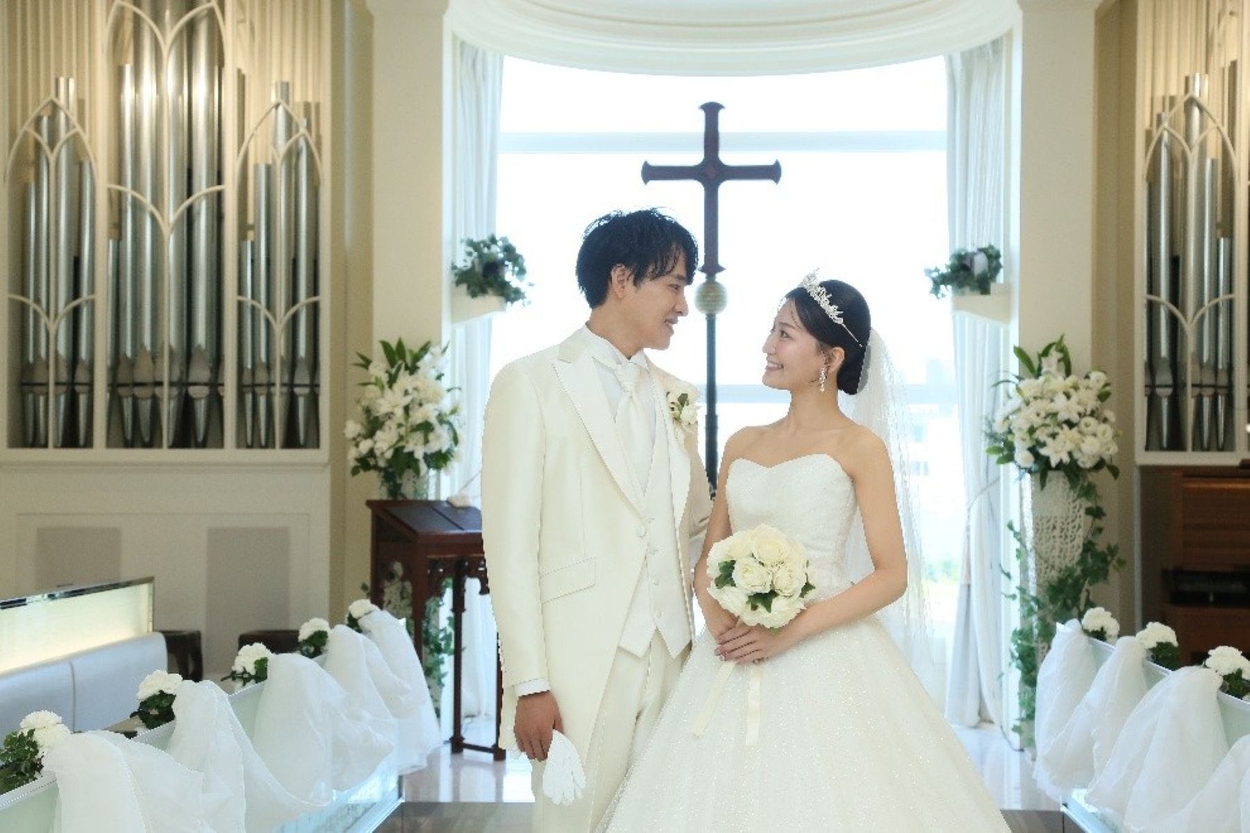 やわらかな自然光に包まれたチャペルでのワンシーン。純白のドレスと洗練された空間が、おふたりの特別な瞬間をより美しく引き立てます。アネーリ軽井沢で叶える、心に残る上質なウェディング。