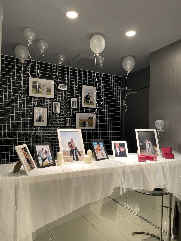 ゲストを最初に出迎えるウェルカムスペース。なぜ飾るようになったのか、その歴史や意味を紐解きます。アネーリ軽井沢では、お二人の軌跡を辿る写真やバルーンで、感謝が伝わる空間作りをプロデュース。