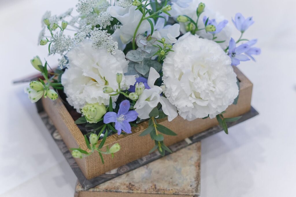 白を基調に淡いブルーをアクセントにしたテーブル装花は、軽井沢の自然を感じるナチュラルで上品なコーディネート。ゲストテーブルを優しく彩り、結婚式の会場全体に爽やかで洗練された雰囲気を演出します。