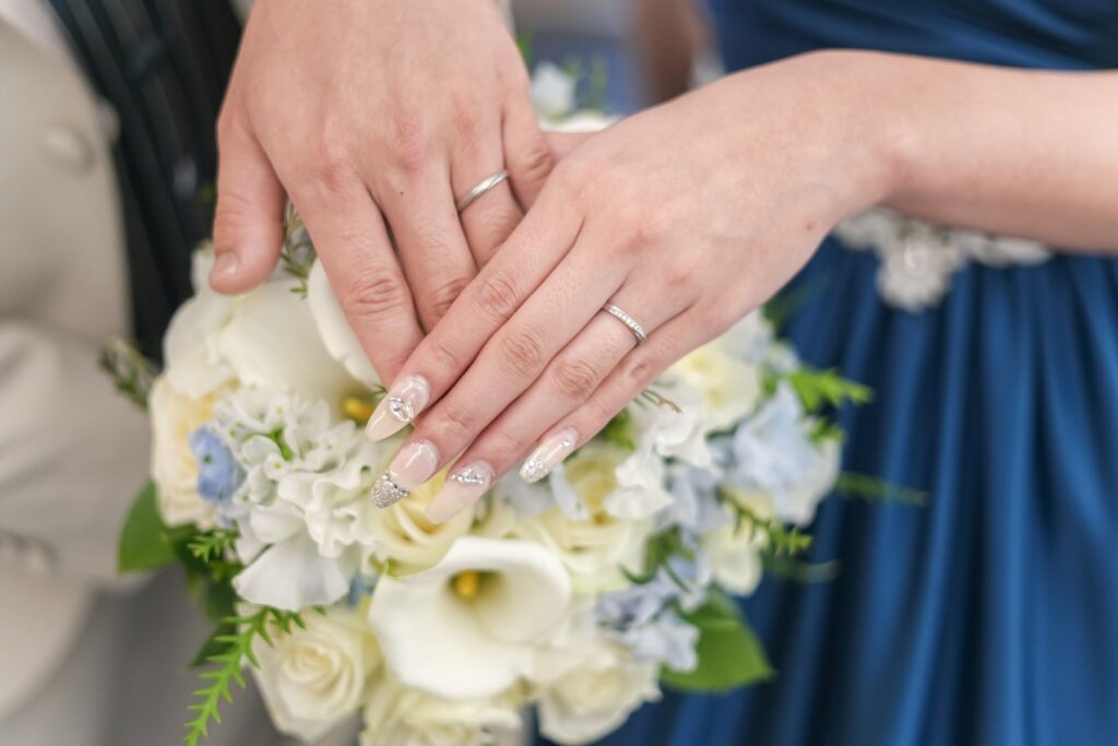 おふたりの結婚指輪とブーケを美しく残した一枚。手元ショットは、結婚式の特別な瞬間や想いを象徴する人気の撮影シーンです。アネーリ軽井沢では、細部までこだわった上質なウェディングフォトをご提案いたします。