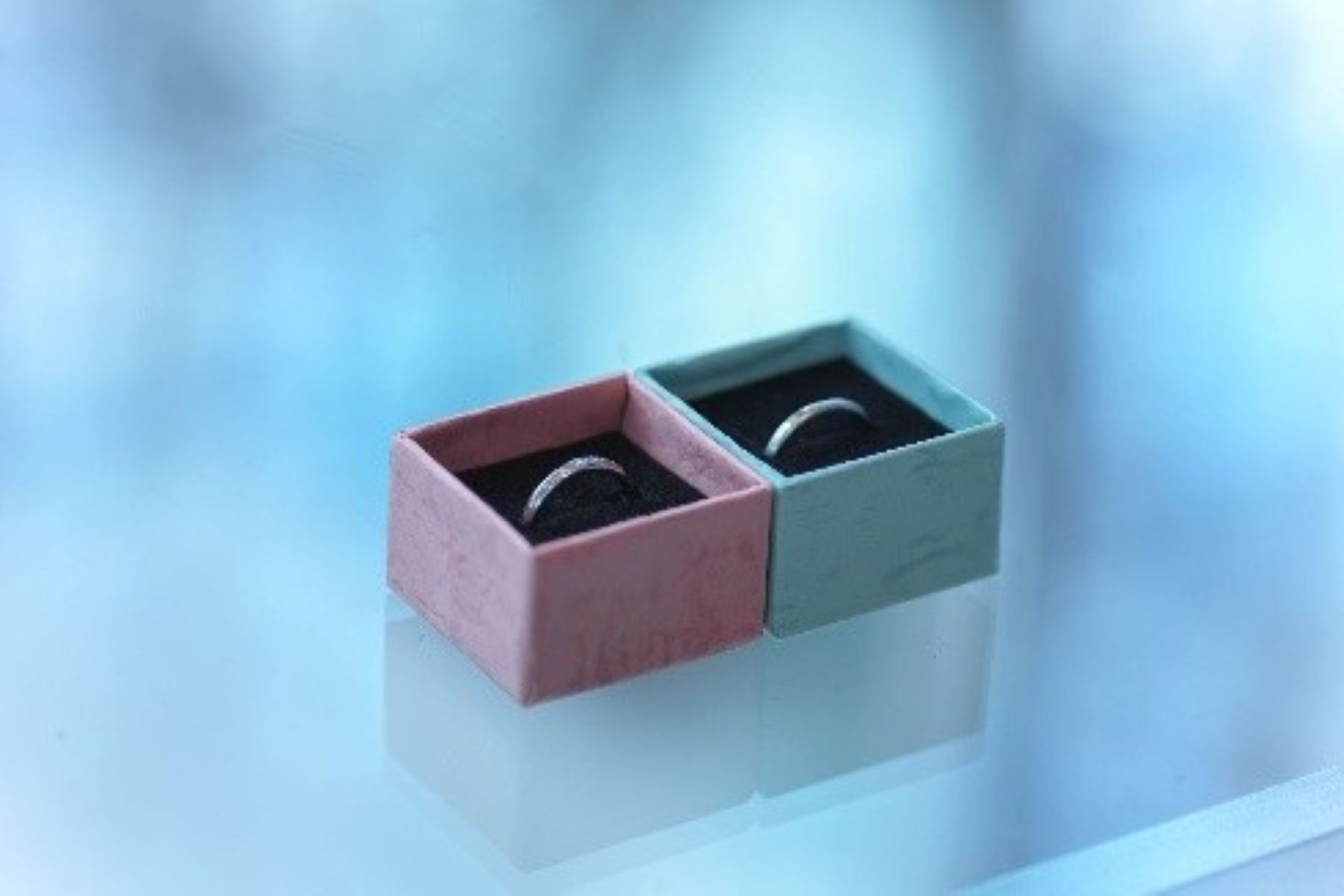 おふたりの想いを形にする結婚指輪は、これからの人生をともに歩む大切な証。アネーリ軽井沢では、自然光がやさしく包み込む上質な空間で、おふたりらしい誓いの瞬間を美しく演出します。