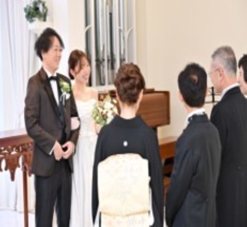 結婚式は支えてくれたご家族へ感謝を届ける日。アネーリ軽井沢では、親御様の温かな眼差しや、ふとした瞬間に溢れる家族の絆を大切に撮影します。一生の宝物になる、心温まる家族写真を残しませんか