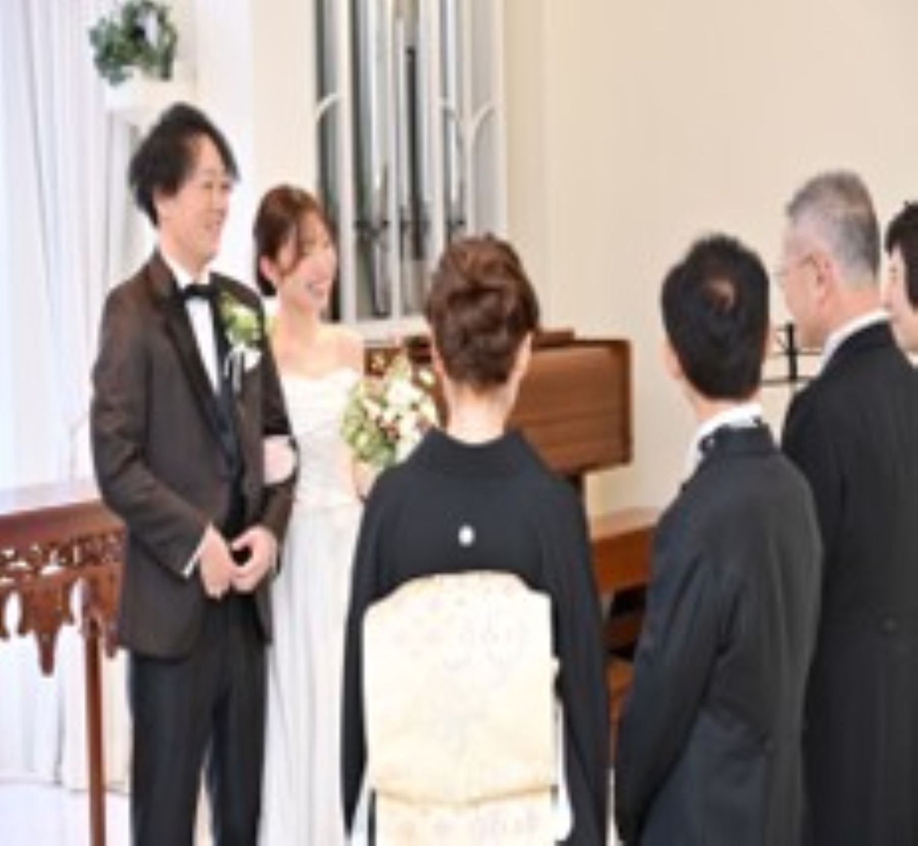 結婚式は支えてくれたご家族へ感謝を届ける日。アネーリ軽井沢では、親御様の温かな眼差しや、ふとした瞬間に溢れる家族の絆を大切に撮影します。一生の宝物になる、心温まる家族写真を残しませんか