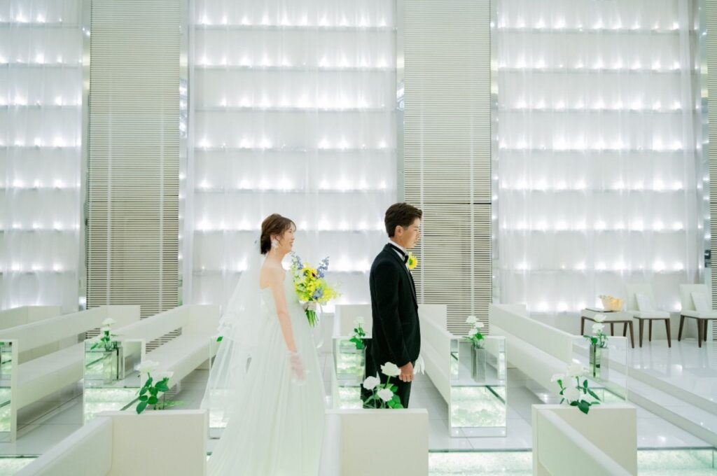 白を基調とした洗練されたチャペルで叶える、ふたりだけの特別な結婚式。静かな空間の中で交わす誓いは、ゲストに囲まれる挙式とは違う深い感動を生み出します。軽井沢ならではの上質でプライベートなウェディングをご提案します。
