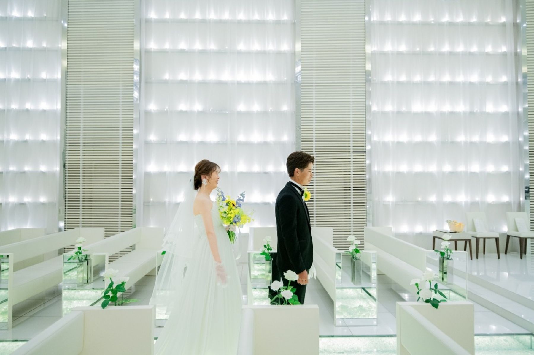 白を基調とした洗練されたチャペルで叶える、ふたりだけの特別な結婚式。静かな空間の中で交わす誓いは、ゲストに囲まれる挙式とは違う深い感動を生み出します。軽井沢ならではの上質でプライベートなウェディングをご提案します。