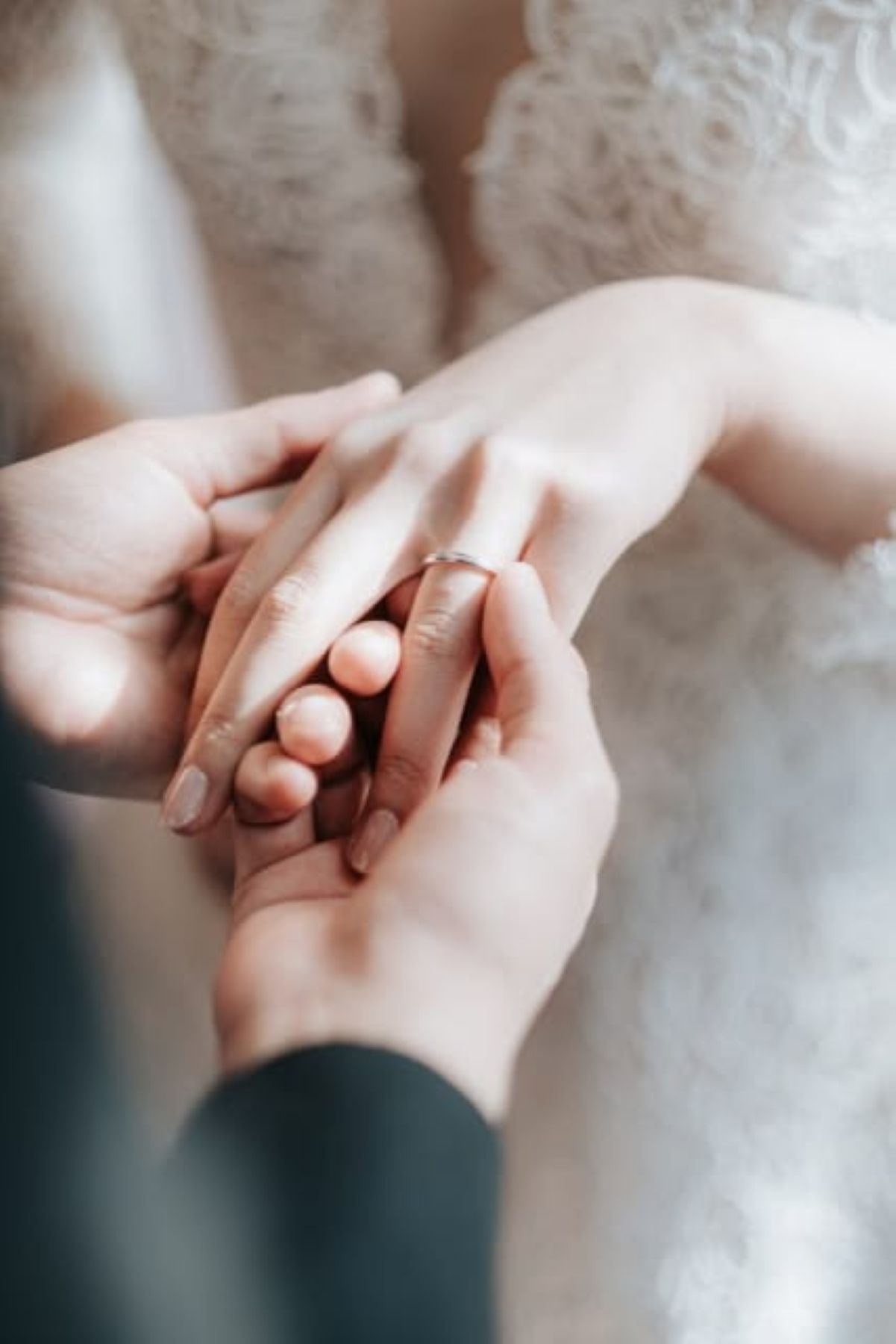 大切な結婚指輪を紛失…そんな時こそ、ふたりの愛が試される時。アネーリ軽井沢が、実際にあった乗り越えエピソードや具体的な対処法をご紹介します。ショックを共有し、より強い絆で前向きな一歩を。詳細は記事でチェック！