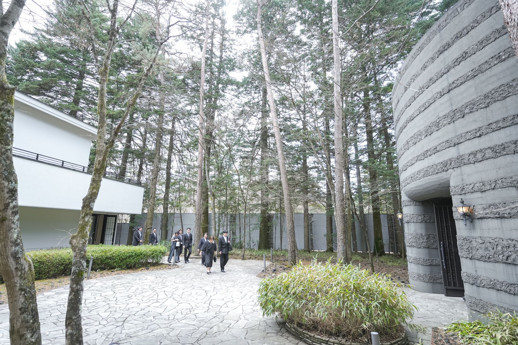 軽井沢の豊かな自然に包まれたアネーリ軽井沢では、ゲストの皆様にも非日常のひとときをお楽しみいただけます。木々に囲まれた開放的なアプローチは、結婚式当日の期待感を高める特別な空間。遠方ゲストへのおもてなしやリゾートウェディングを検討されているおふたりにもおすすめのロケーションです。