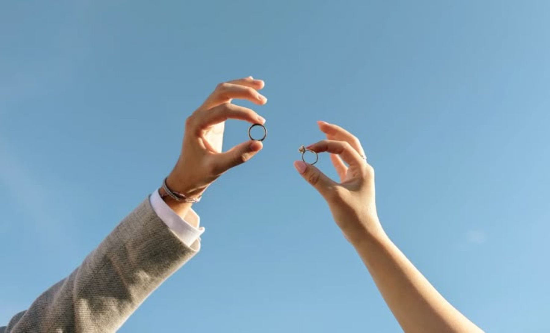 青空にかざした結婚指輪と婚約指輪は、おふたりの未来を象徴する特別な一枚。軽井沢の澄んだ空の下で交わす誓いは、かけがえのない思い出になります。プロポーズから結婚式、そしてその先の人生へ――おふたりらしい物語がここから始まります。