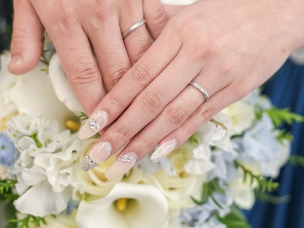 プロポーズは済ませたけれど、結婚式という特別な日にもう一度想いを伝えたい。そんなおふたりに人気の「リベンジプロポーズ」。ゲストの前で、あるいはふたりきりの時間で。アネーリ軽井沢が叶える、感動のサプライズ演出を徹底解説。