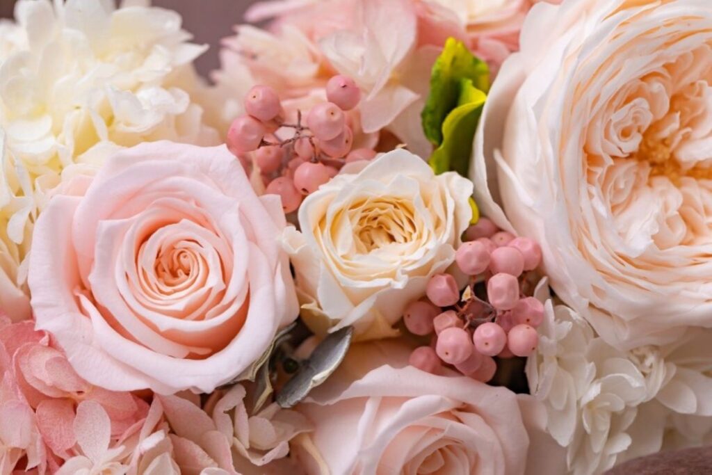 淡いピンクとホワイトでまとめた上品なフラワーアレンジメントは、結婚式を優しく華やかに彩る人気のコーディネート。バラを中心にした柔らかな色合いが、ロマンチックで温かな空間を演出します。アネーリ軽井沢では、おふたりらしい世界観を表現する会場装花をご提案しています。