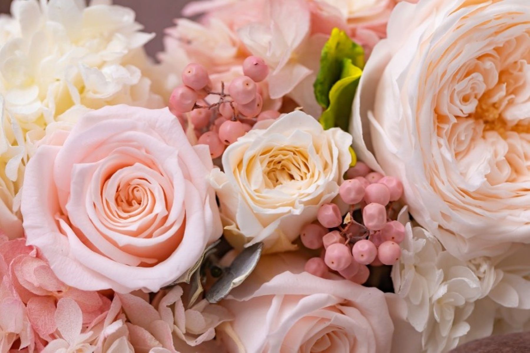 淡いピンクとホワイトでまとめた上品なフラワーアレンジメントは、結婚式を優しく華やかに彩る人気のコーディネート。バラを中心にした柔らかな色合いが、ロマンチックで温かな空間を演出します。アネーリ軽井沢では、おふたりらしい世界観を表現する会場装花をご提案しています。