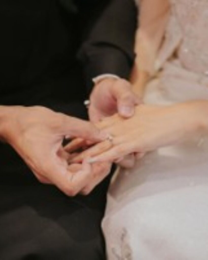指輪交換の瞬間は、おふたりが夫婦として歩み始める誓いのシーン。互いの指に結婚指輪を贈る姿には、言葉では伝えきれない想いが込められています。結婚式だからこそ残せる手元の写真は、何年経っても見返したくなる大切な宝物。愛と絆を感じる一瞬を、美しく写真に刻みます。