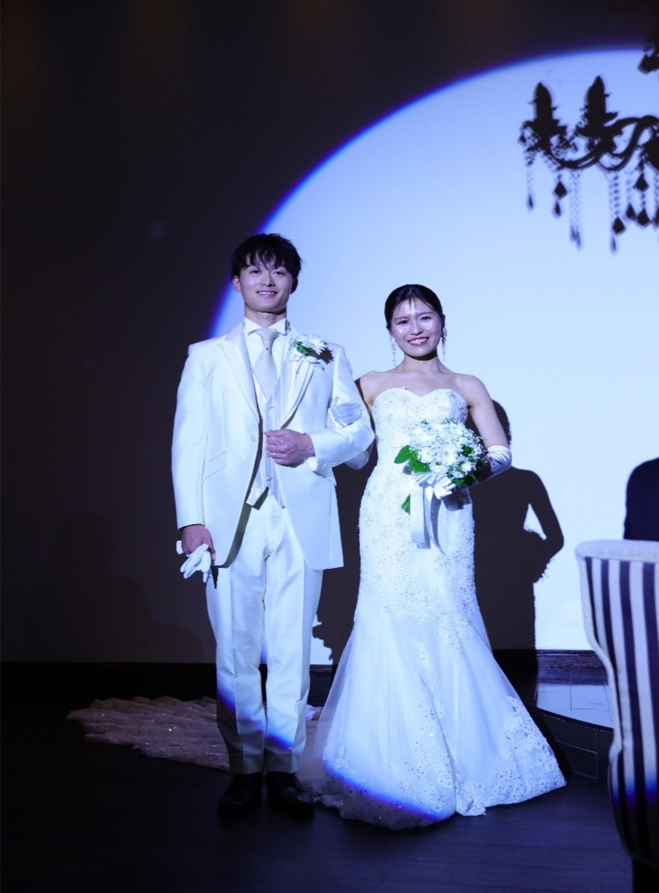 スポットライトに包まれた新郎新婦の入場シーンは、披露宴の幕開けを華やかに彩る感動の瞬間。アネーリ軽井沢では、光と音が織りなす演出でゲストの心に残る特別な時間をお届けします。おふたりらしい披露宴演出で、忘れられない一日を叶えませんか。