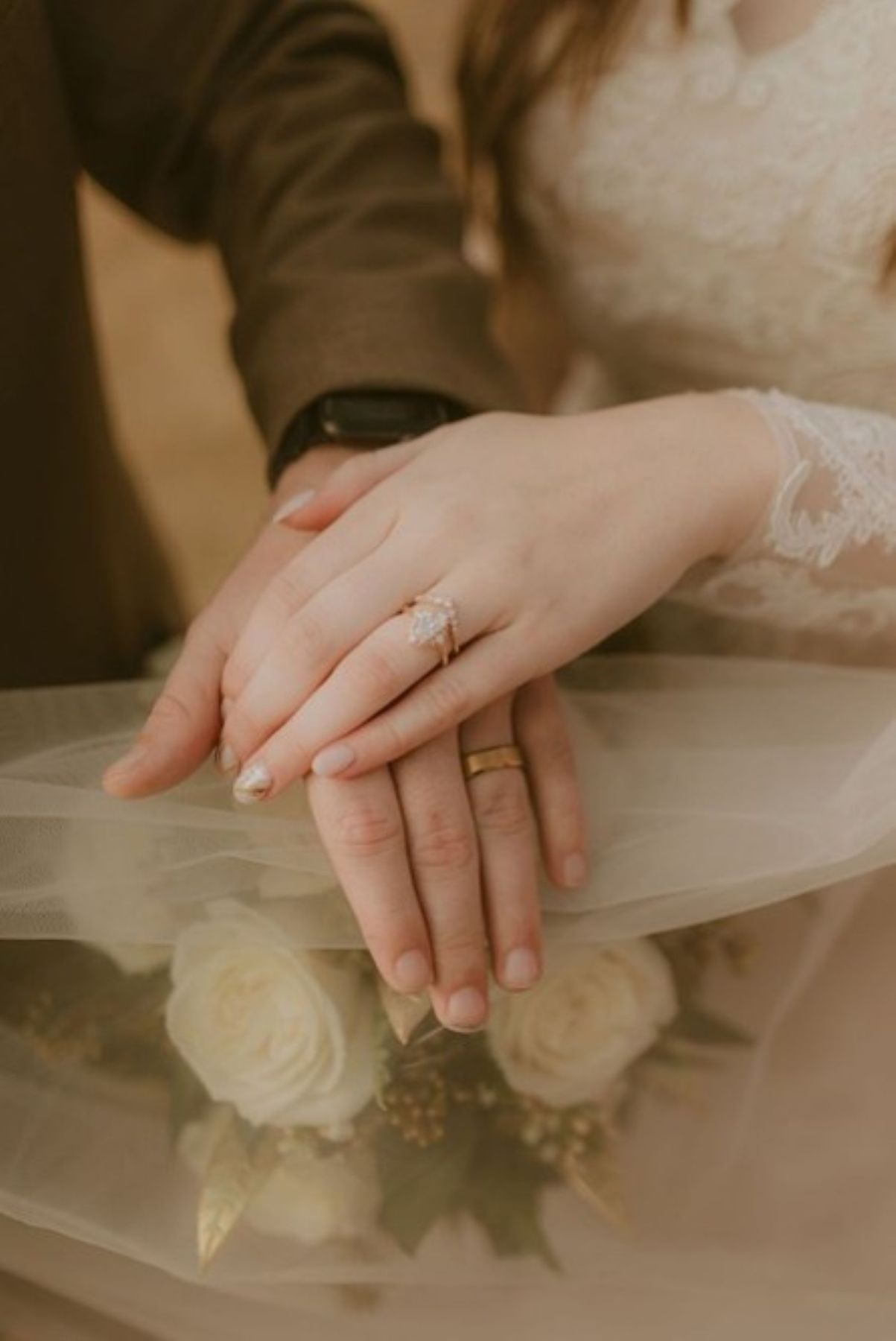 目にするたび、結婚式の感動が蘇る結婚指輪。おふたりの始まりの記憶を永遠に刻むリング選びの考え方をアネーリ軽井沢が解説します。お互いを想い合い、未来を誓い合った日の温もりを指先に。