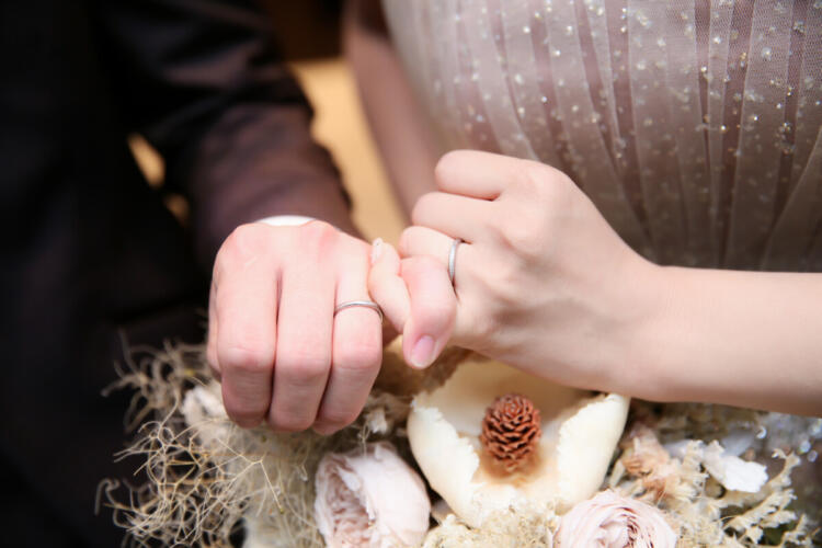 結婚指輪は入籍日？挙式当日？ みんなが選んだ”つけ始め”のタイミングとは
