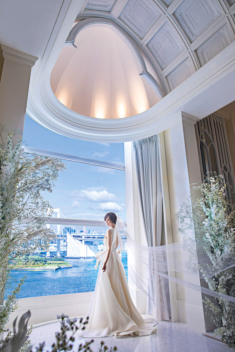 《Chapel／チャペル》 海×レインボーブリッジ×東京タワーを一望。花嫁の美しさが引き立つ純白の世界と、背景に広がる東京湾の青が花嫁をより引き立たせる