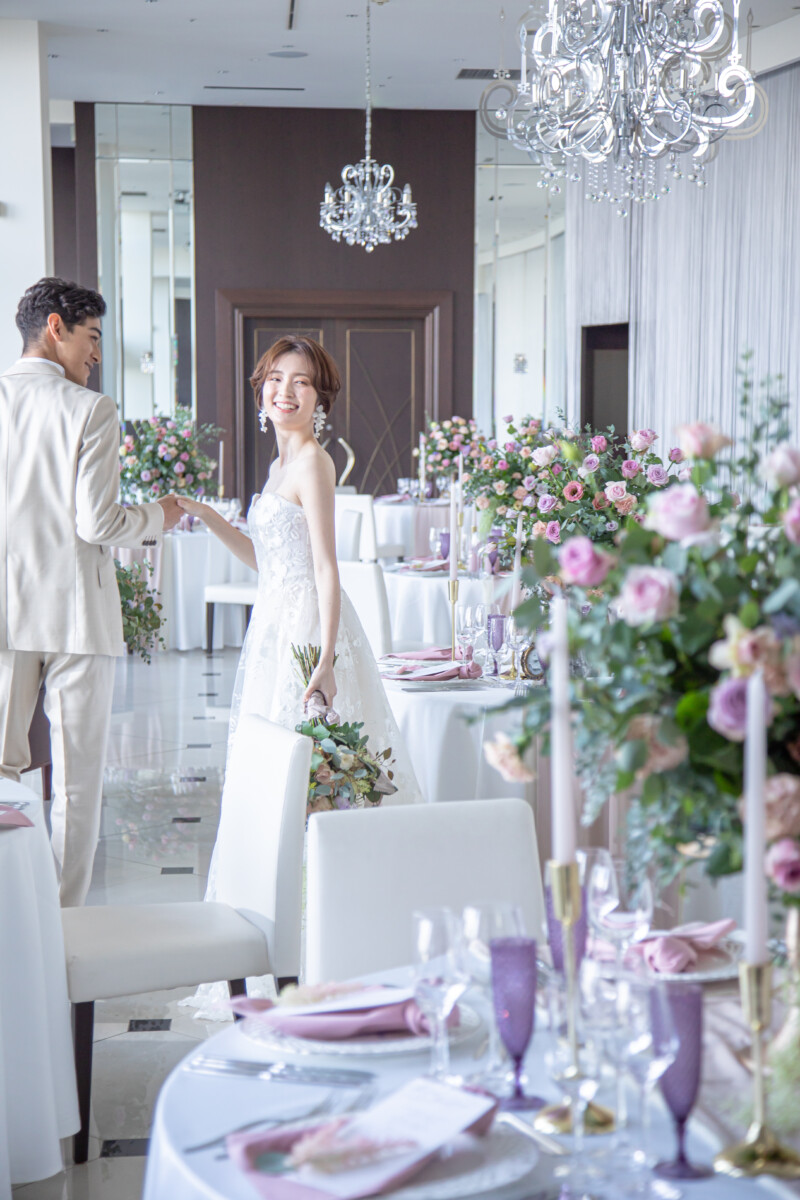 ピュアに、真っ白に仕立てられた会場は、色とりどりのテーブルコーディネイトと季節の花々で、思い通りの華やかなパーティ空間に