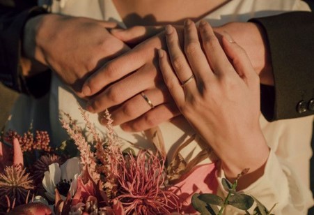 結婚指輪は入籍日？挙式当日？ みんなが選んだ”つけ始め”のタイミングとは