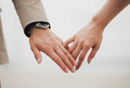 婚約指輪のお返しは必要？ 46％が贈った理由とベストなタイミングやお返しのマナーを徹底解説