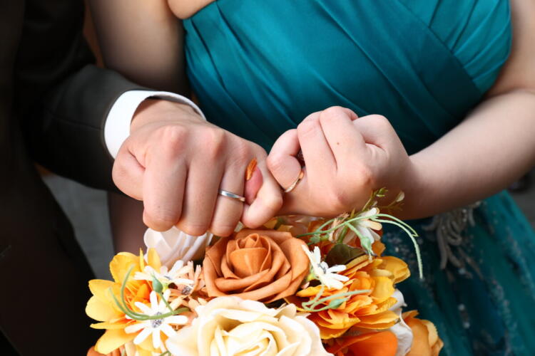 ウェディングドレスはレンタル？購入？それぞれの違いと選び方