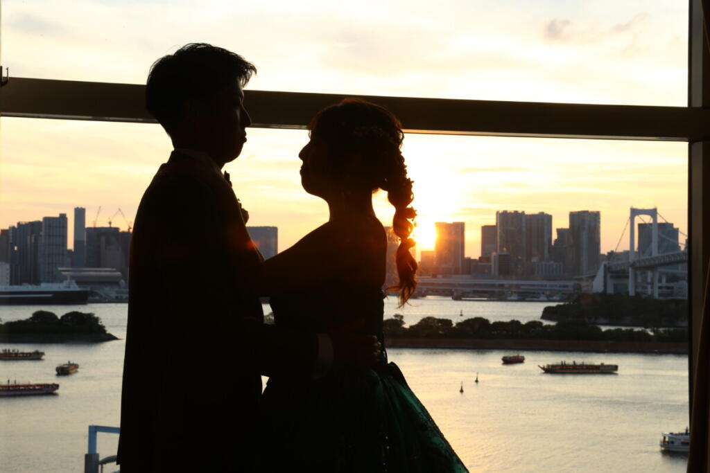 海とロケーションが祝福するおふたりらしさ満載の笑顔あふれる一日