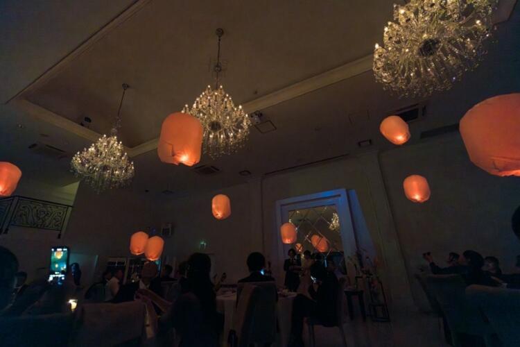 光に包まれるランタン演出で物語のような結婚式