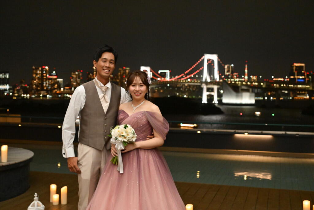 お台場のナイトビューをバックにおふたり流ウェディング