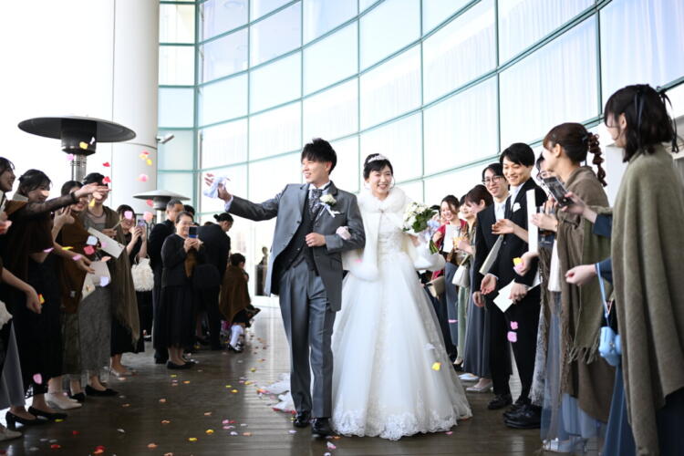 雨の日の結婚式も素敵に！写真撮影のアイデアをご紹介