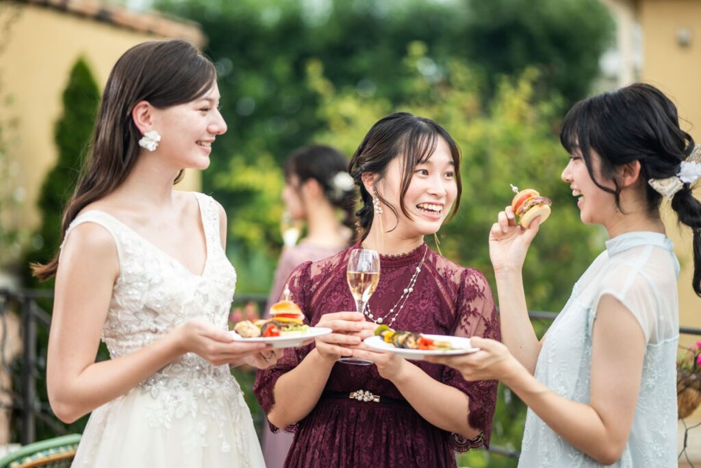 美食と笑顔を囲む！花嫁と友人ゲストの親密なテラスでの会話