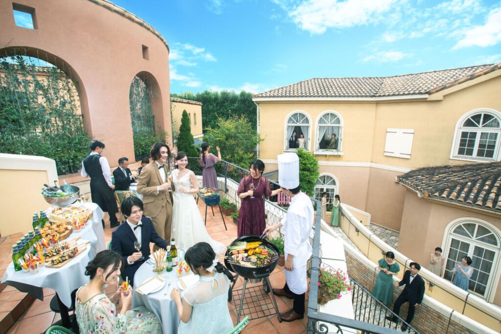 青空の下、テラスで楽しむ開放的なBBQブッフェパーティ