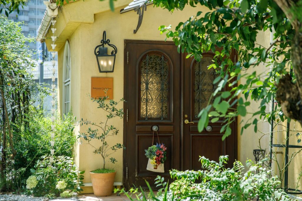 緑に囲まれた南欧風の扉が誘うガーデンウェディングへの入口。