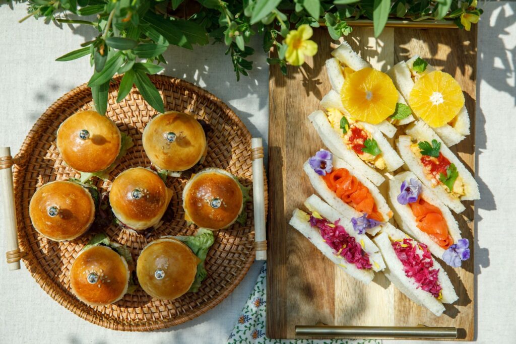 ゲストとの距離が近づく！ 親密な会話とBBQを楽しむアットホームなテラスパーティ