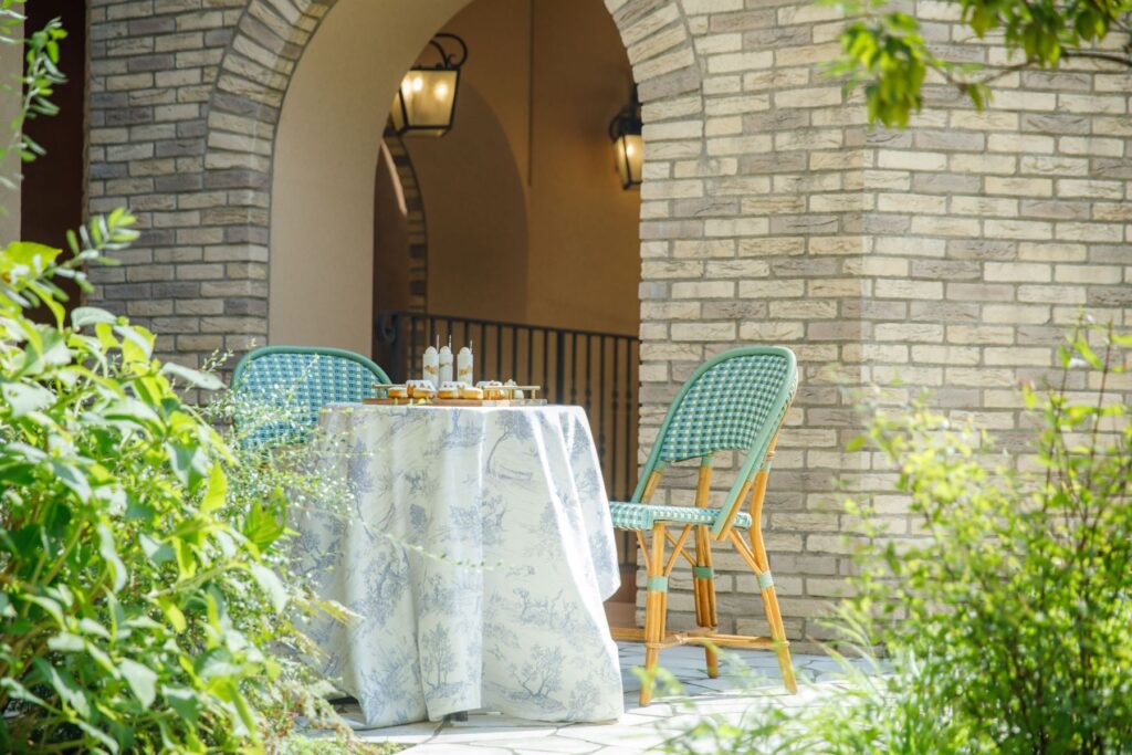 光と緑に包まれて。 ロマンチックなムードが漂うアネーリ大宮のガーデン前撮り。