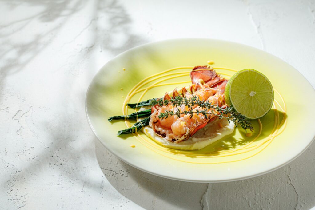 アネーリ大宮のモダンフレンチ。明るいイエローのプレートに映える、プリプリのオマール海老とハーブの香りを生かした魚料理