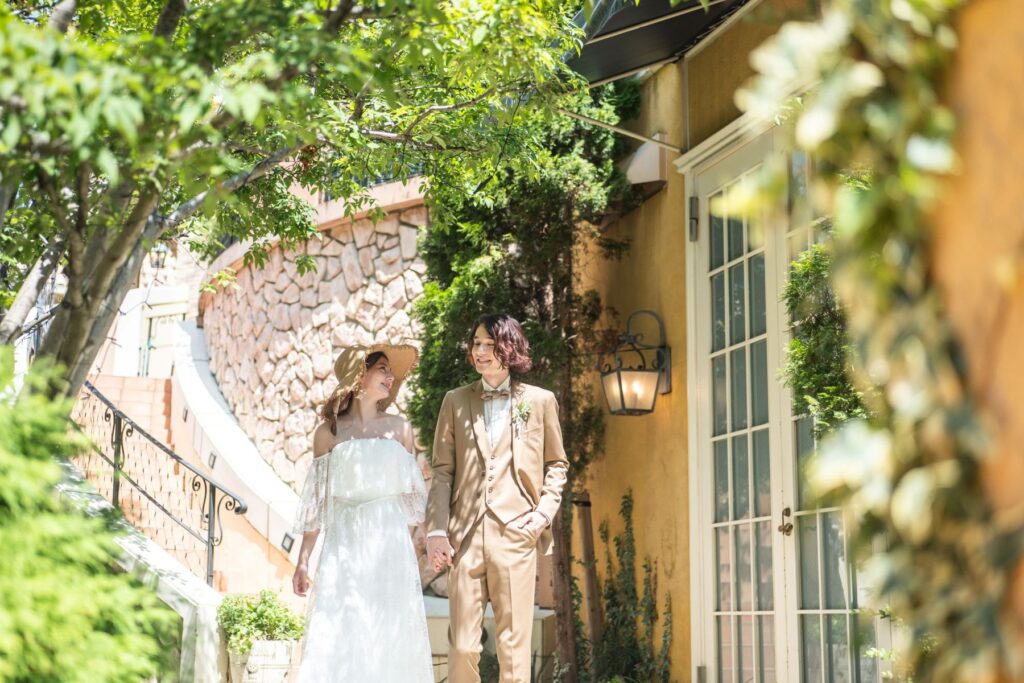 青空の下で最高の開放感！ 南欧風テラスで叶えるカジュアルBBQウェディング。