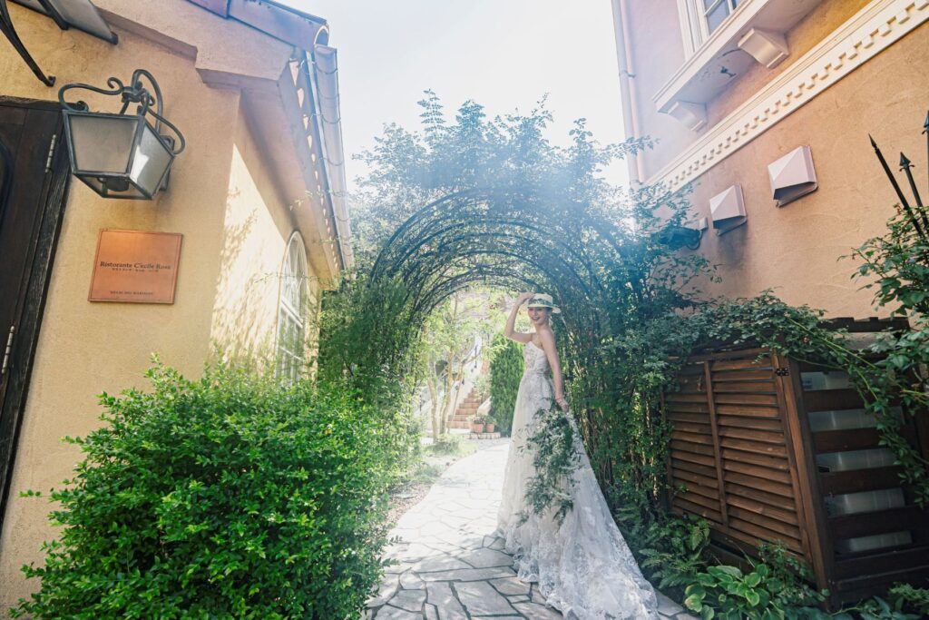 神秘的な光に包まれた！グリーンアーチをくぐるロマンチックな花嫁