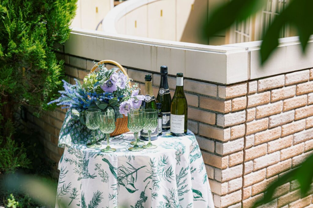 幻想的な光と緑。 グリーンアーチをくぐるドラマチックな前撮りロケーション。