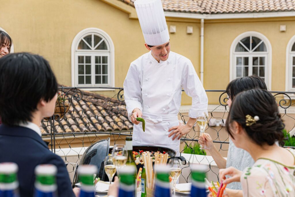 ゲストの目の前で調理！シェフによる贅沢なライブキッチンのおもてなし