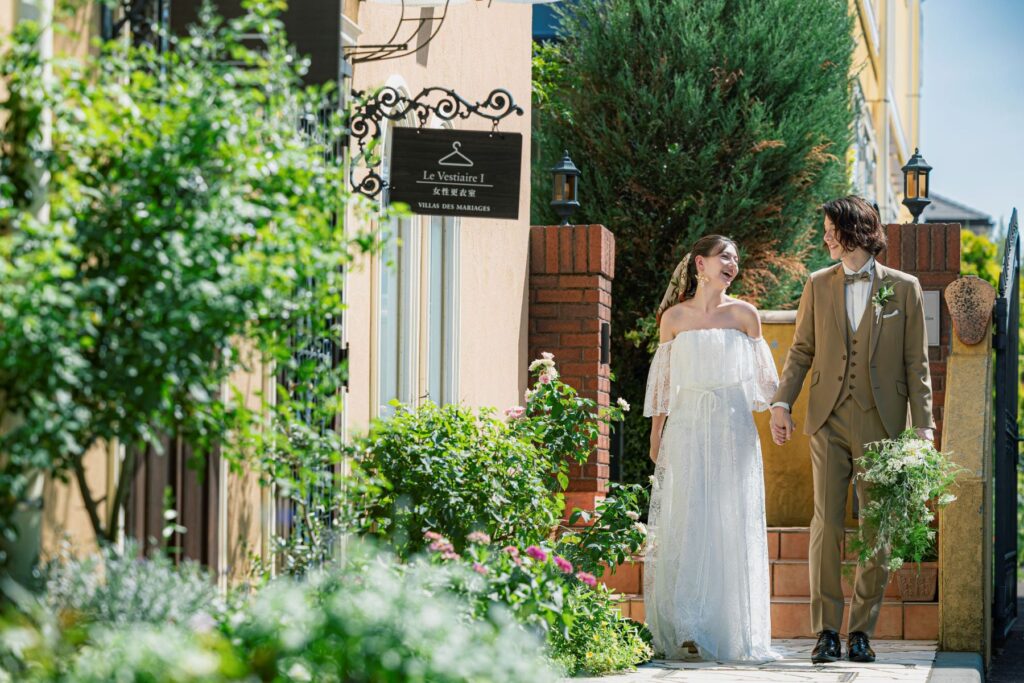 リゾート感あふれるカジュアルフォト！ 麦わら帽子とブーケで楽しむ花嫁の最高の笑顔。
