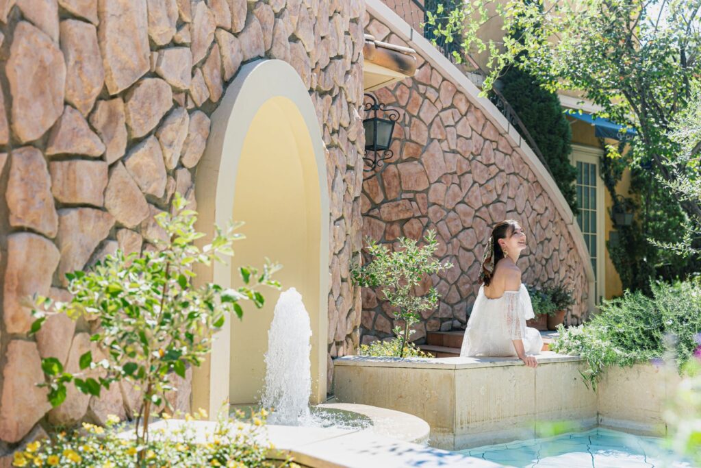 さいたま市で叶えるリゾートフォト！ 石造りの噴水が彩るドラマチックな前撮りロケーション。