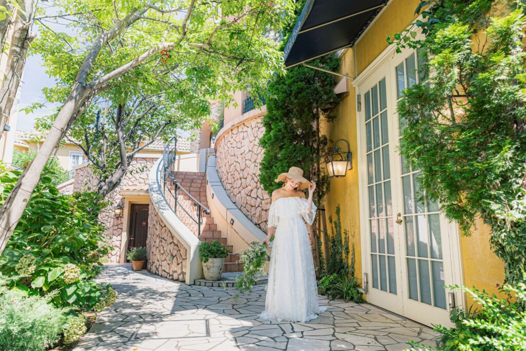 南欧風の小道を二人で。 自然光と緑に溢れた温かいロケーションフォト。