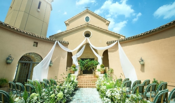 さいたま市の結婚式場アネーリ大宮。青空に映えるチャペルと白いドレープが美しいガーデン挙式会場。緑と花々に囲まれた、開放感あふれるリゾートライクな空間。