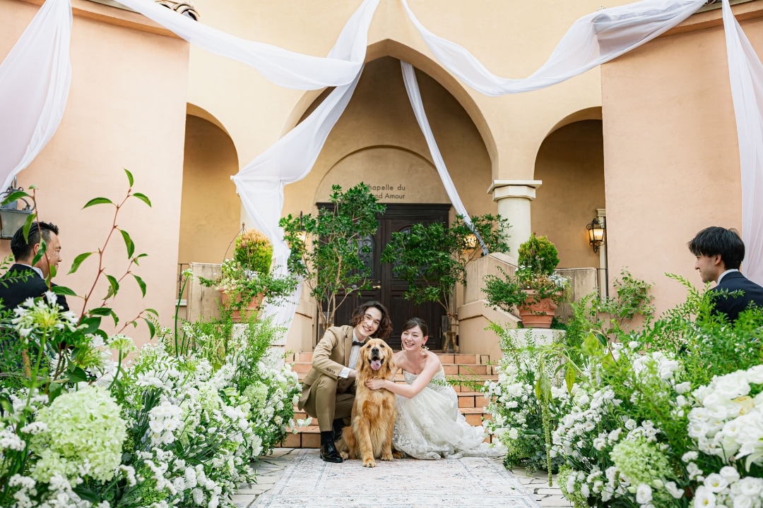 さいたま市の結婚式場アネーリ大宮。青空の下、愛犬と行うガーデンペットウェディング。ゲストの祝福に包まれる、家族の絆と感動の瞬間。