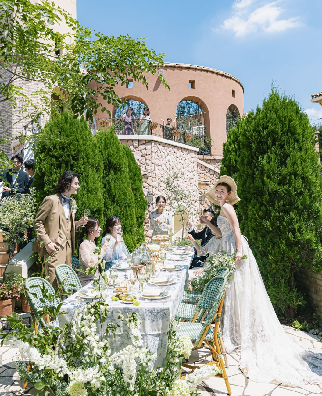 さいたま市の結婚式場アネーリ大宮。青空の下、南欧風ガーデンでゲストと楽しむパーティ。海外リゾートのような開放感あふれるウェディング風景。
