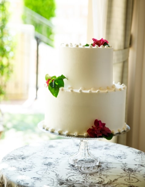 さいたま市の結婚式場アネーリ大宮。青空と緑に包まれた南欧風ガーデンでのパーティ。麦わら帽子の花嫁とゲストが笑顔で楽しむ、開放的な海外風ウェディング。