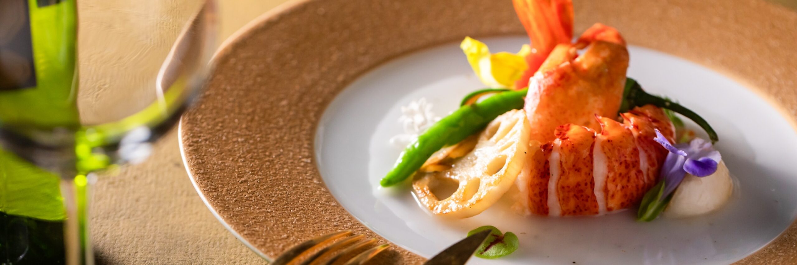 さいたま市の結婚式場アネーリ大宮。厳選オマール海老のポワレと旬野菜の彩り。五感で楽しむ極上フレンチが、祝宴を華やかに彩るおもてなし料理。